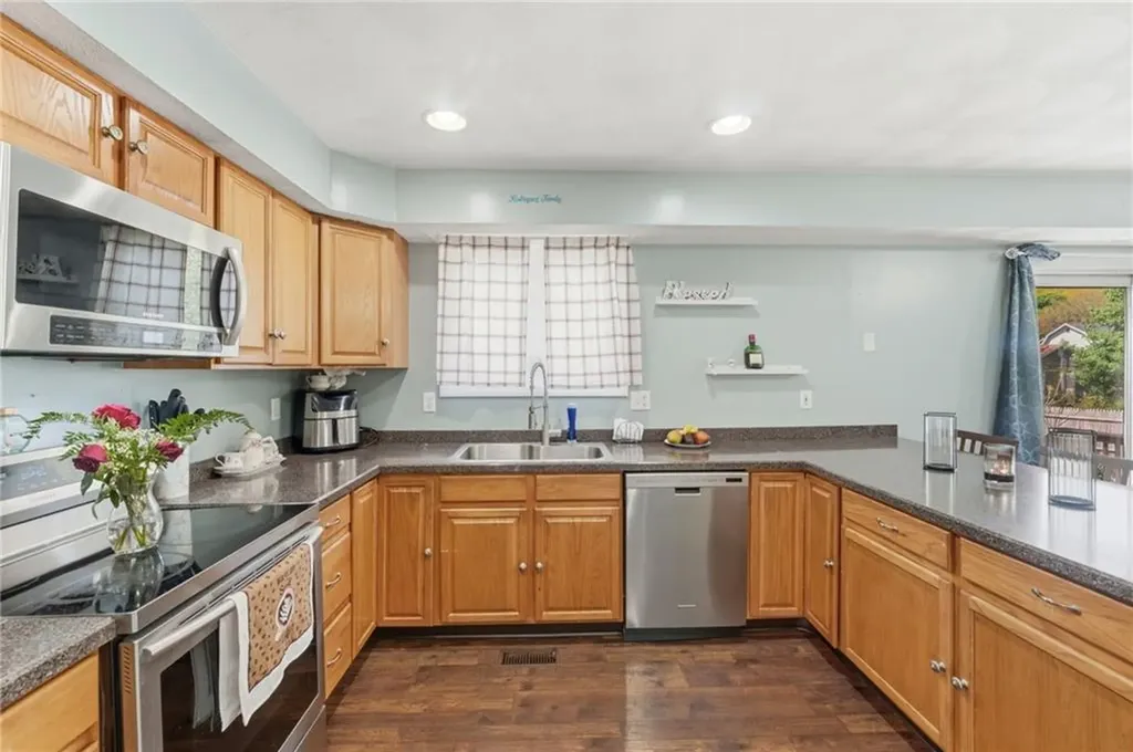 61 Metropolitan Avenue Cranston RI 02920