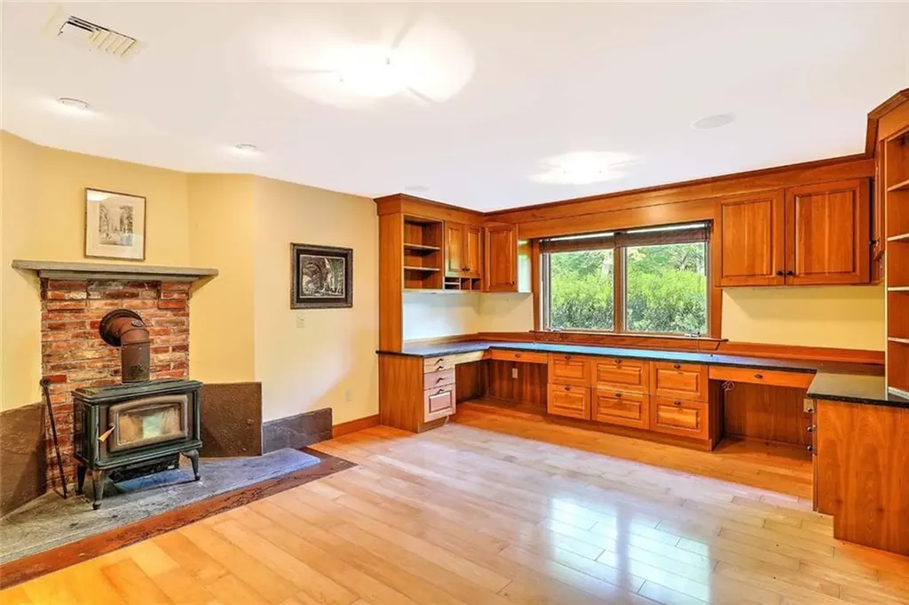 13 No Bottom Ridge Westerly RI 02891