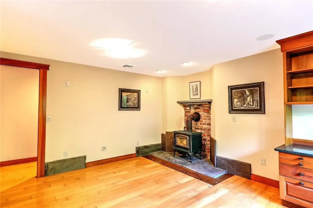 13 No Bottom Ridge Westerly RI 02891