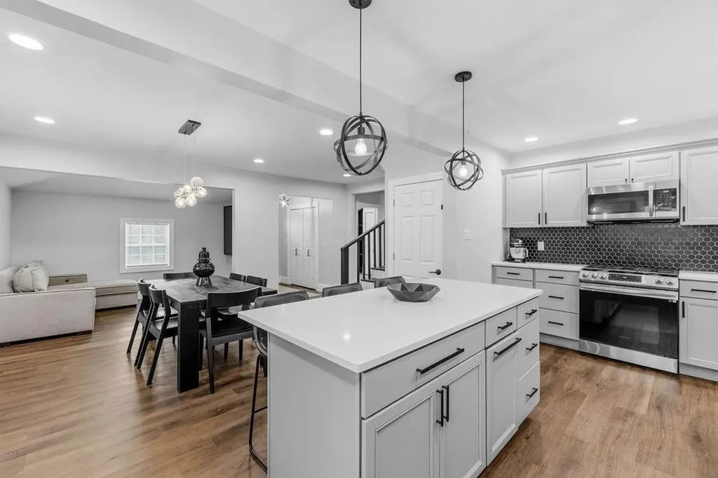 102 Sayles Avenue Warwick RI 02889