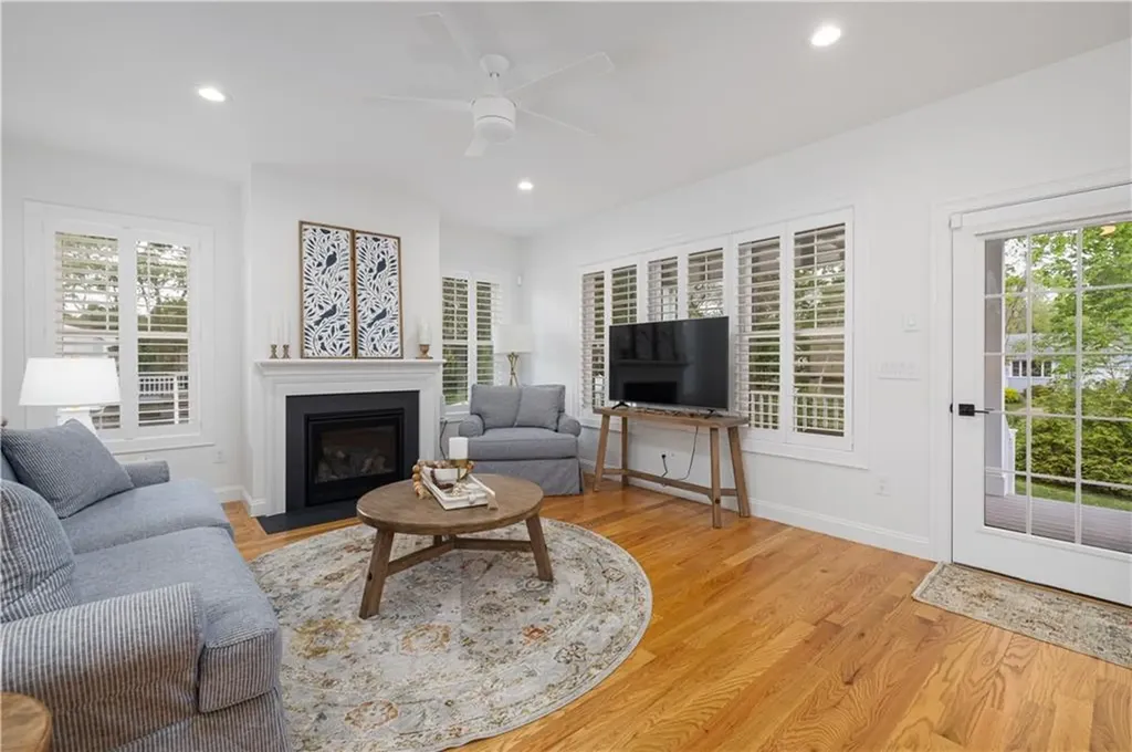 124 Oak Street South Kingstown RI 02879