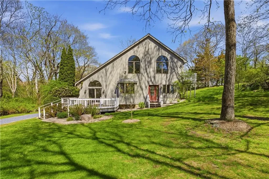 81 Seapowet Avenue Tiverton RI 02878