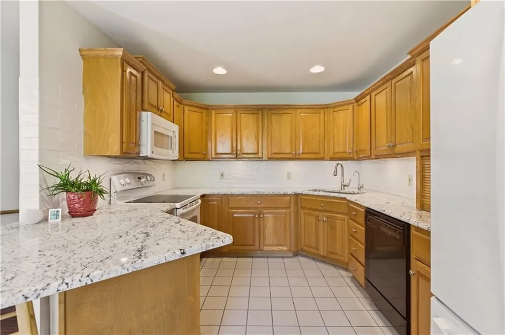 81 Seapowet Avenue Tiverton RI 02878