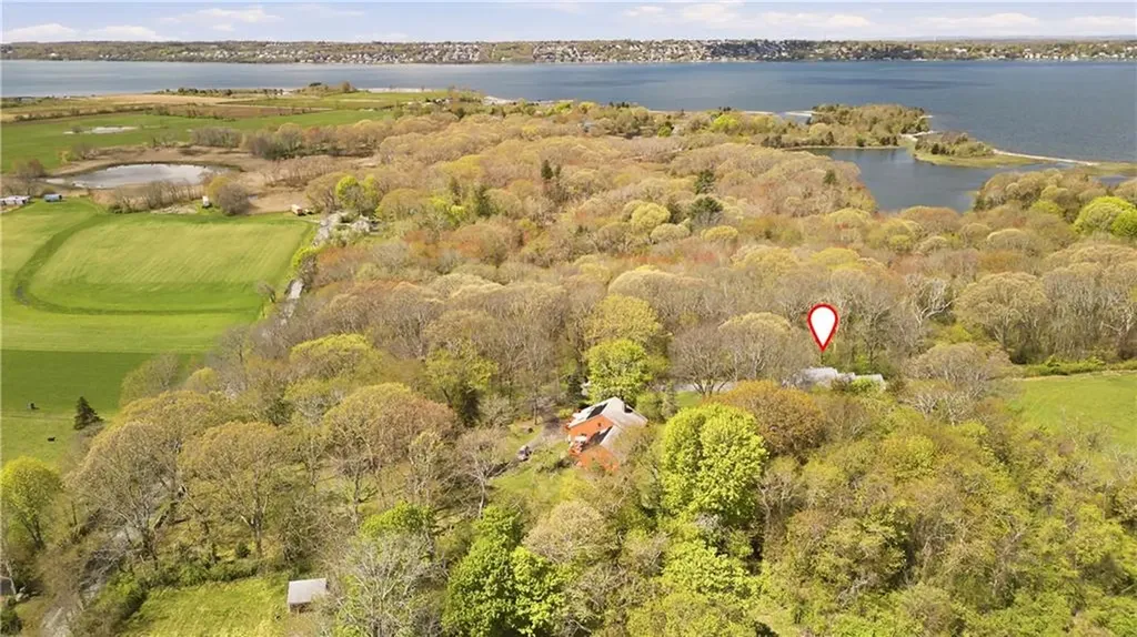 81 Seapowet Avenue Tiverton RI 02878