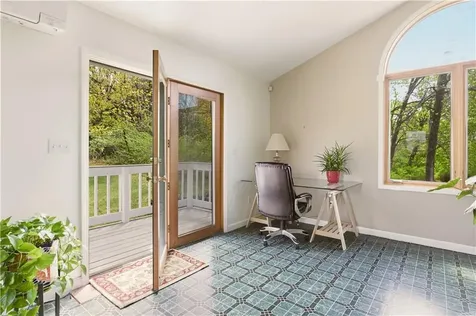 81 Seapowet Avenue Tiverton RI 02878