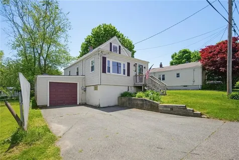 34 Farnum Street Tiverton RI 02878