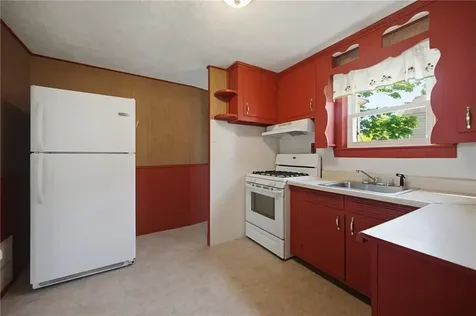 34 Farnum Street Tiverton RI 02878