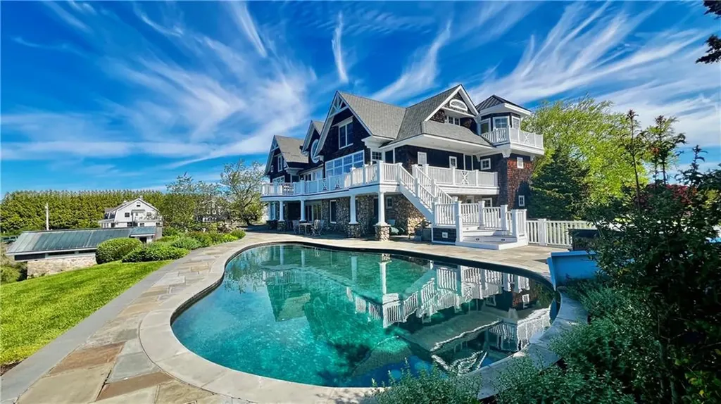 14 Pawcatuck Avenue Westerly RI 02891