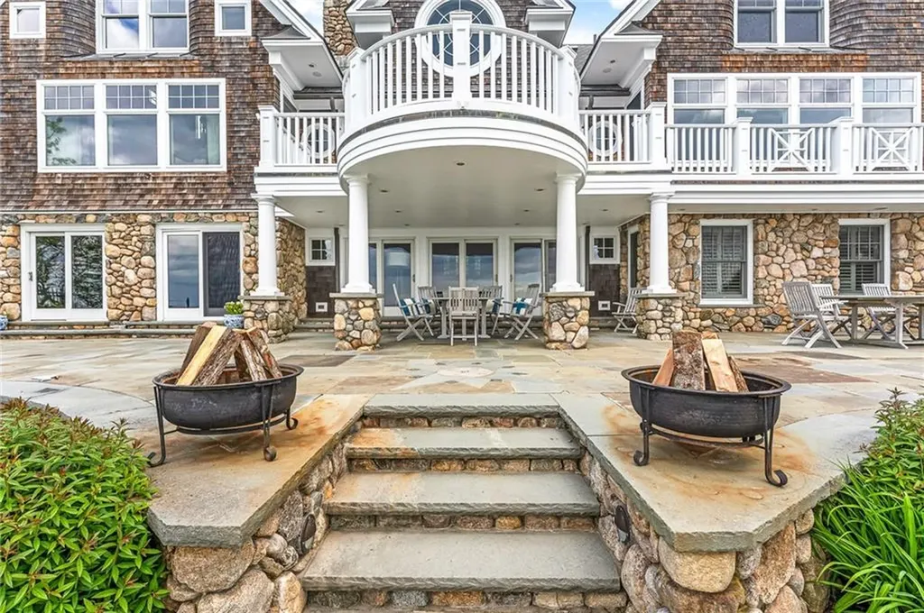 14 Pawcatuck Avenue Westerly RI 02891