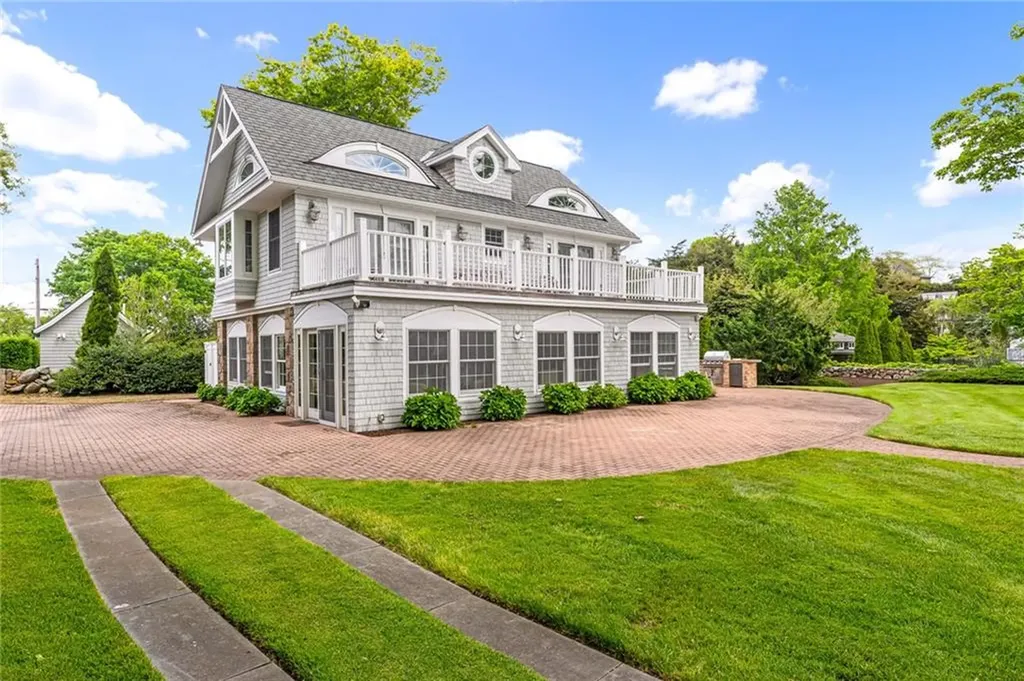 14 Pawcatuck Avenue Westerly RI 02891