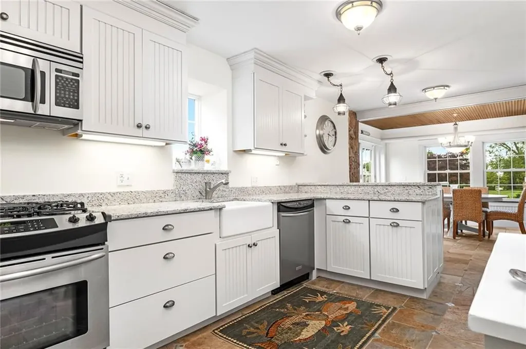 14 Pawcatuck Avenue Westerly RI 02891