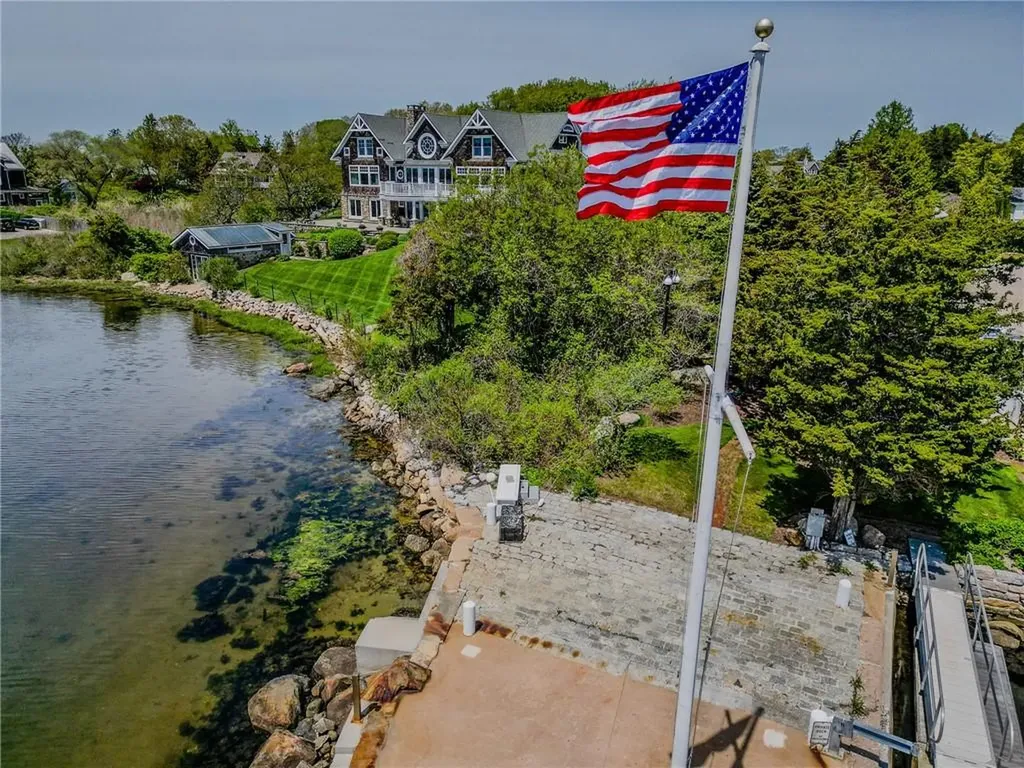 14 Pawcatuck Avenue Westerly RI 02891