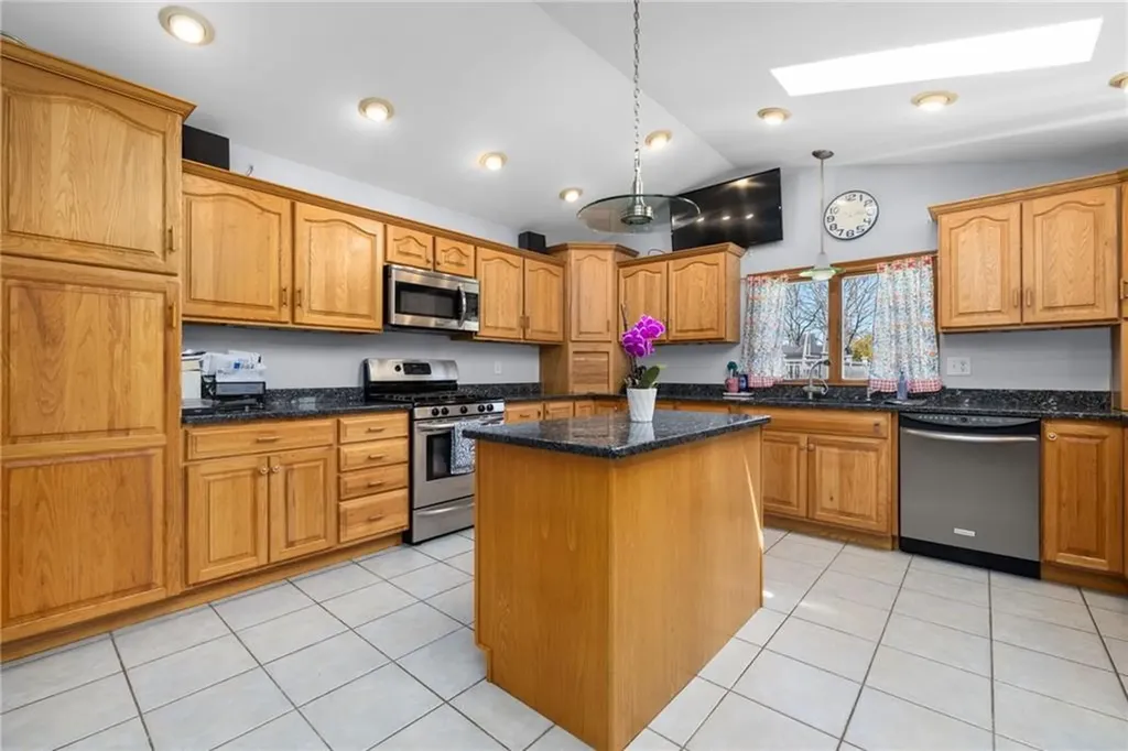 418 Long Highway Little Compton RI 02837