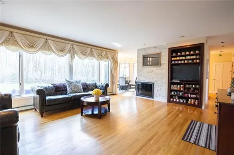 40 Suffolk Way Lincoln RI 02865