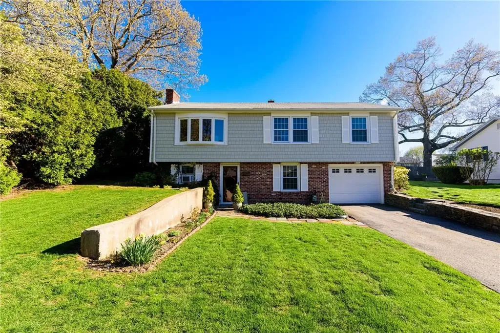 8 Gillooly Drive Warwick RI 02888