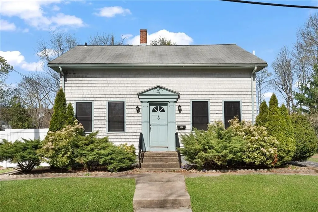 32 Brookdale Avenue Cranston RI 02921