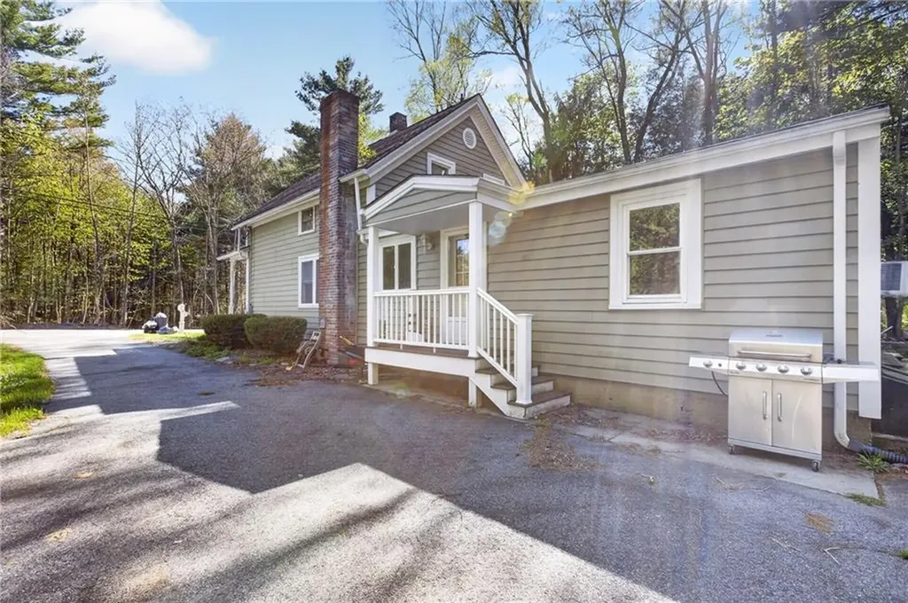 6 North Road Foster RI 02825