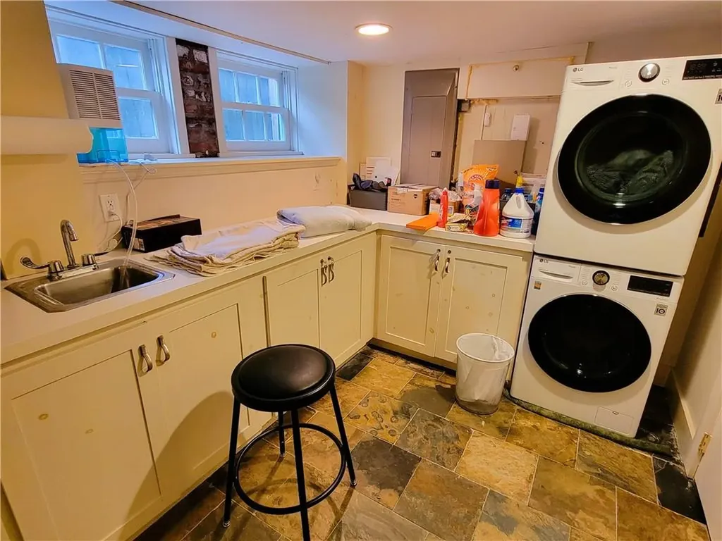 60 Prairie Avenue Newport RI 02840