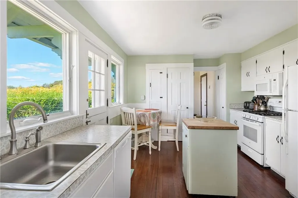 8 Taylor's Lane N Little Compton RI 02837