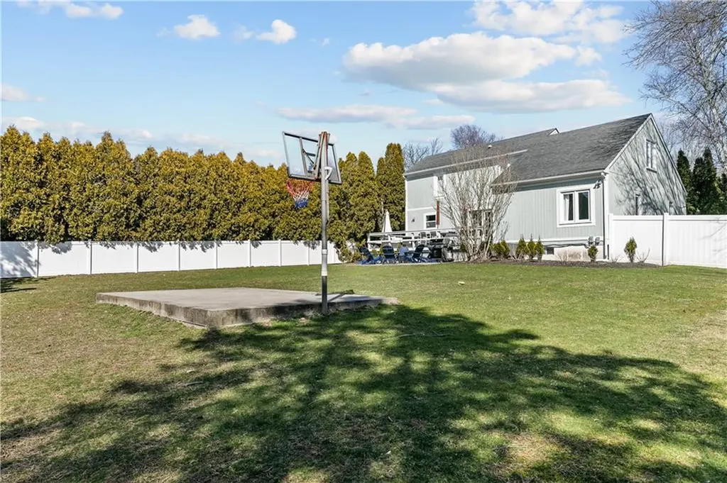 391 Valley Road Middletown RI 02842