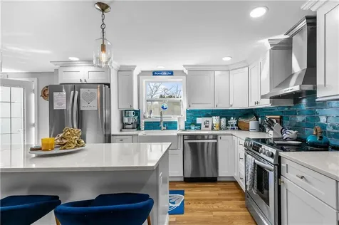391 Valley Road Middletown RI 02842