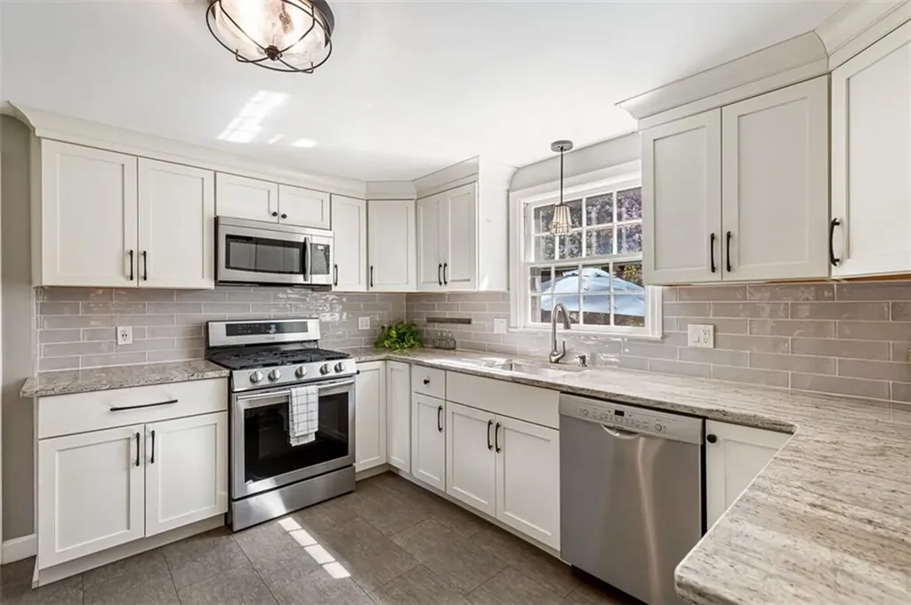 6 Jenks Garden Lane Barrington RI 02806