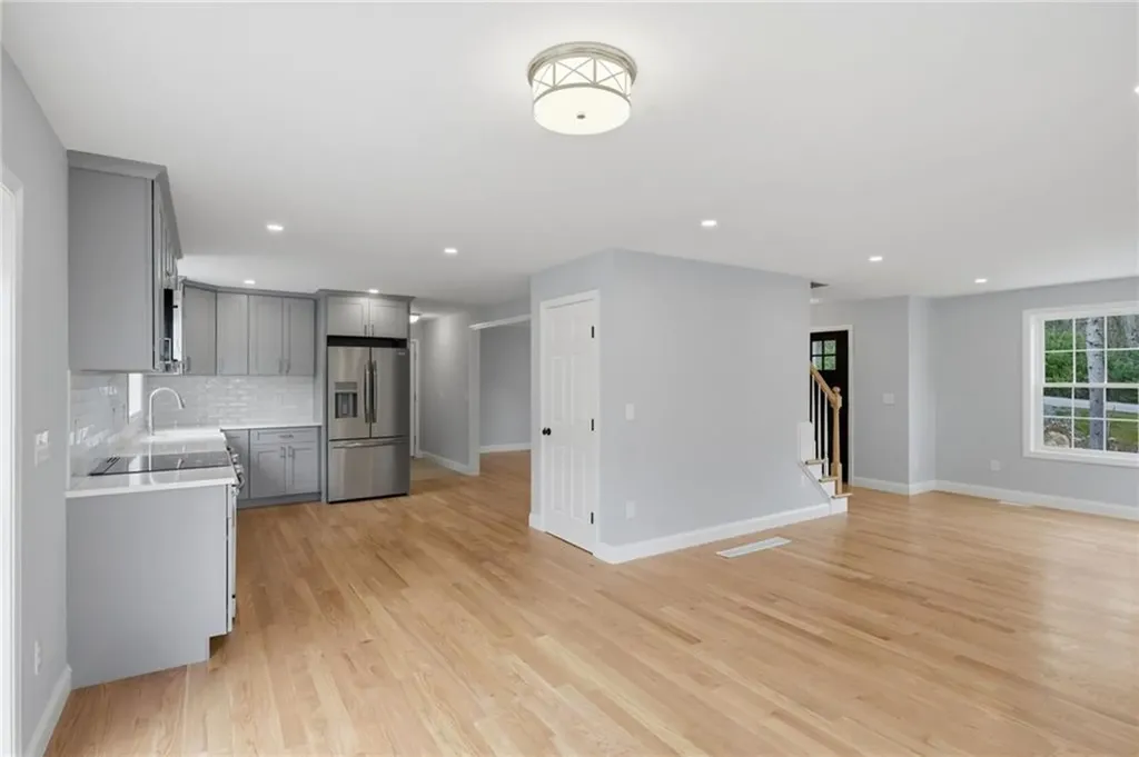 14 Elaine Drive Hopkinton RI 02833