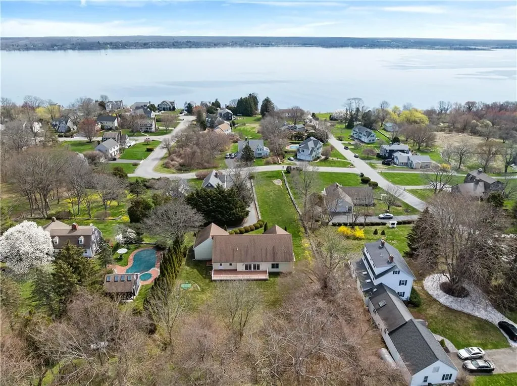 18 Peggy Lane Portsmouth RI 02871