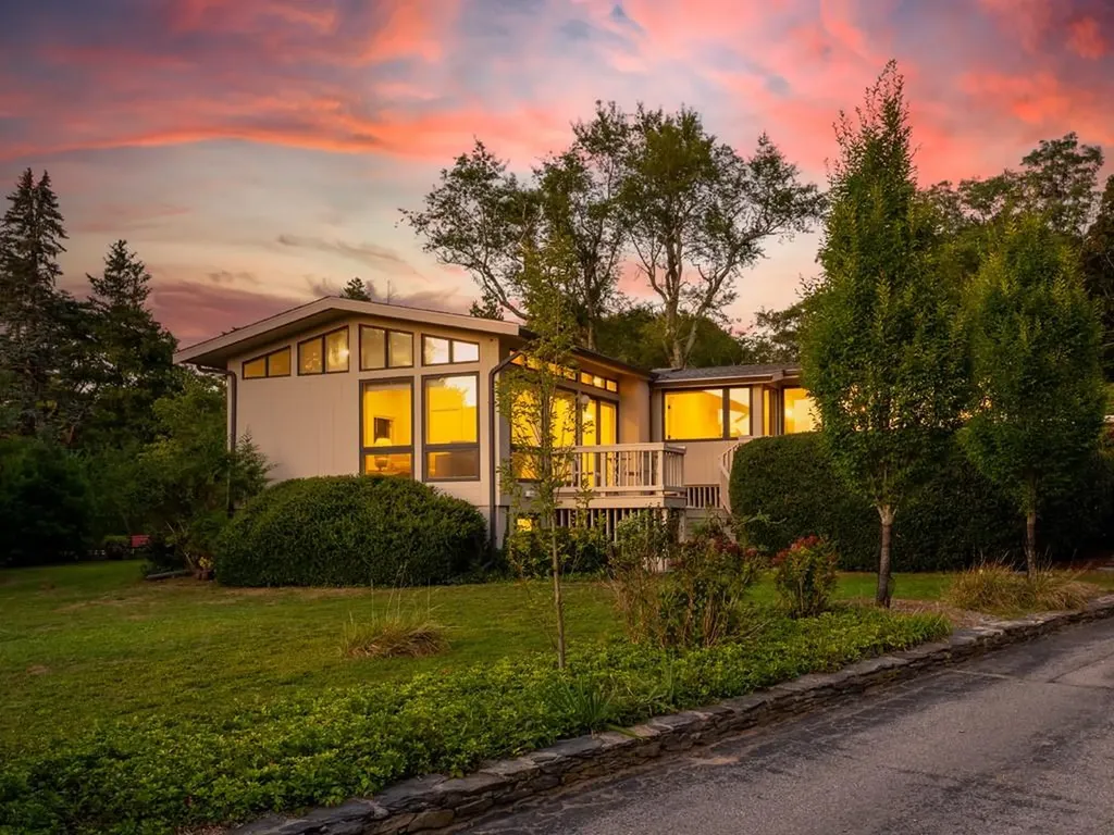 17 Shore Road Bristol RI 02809