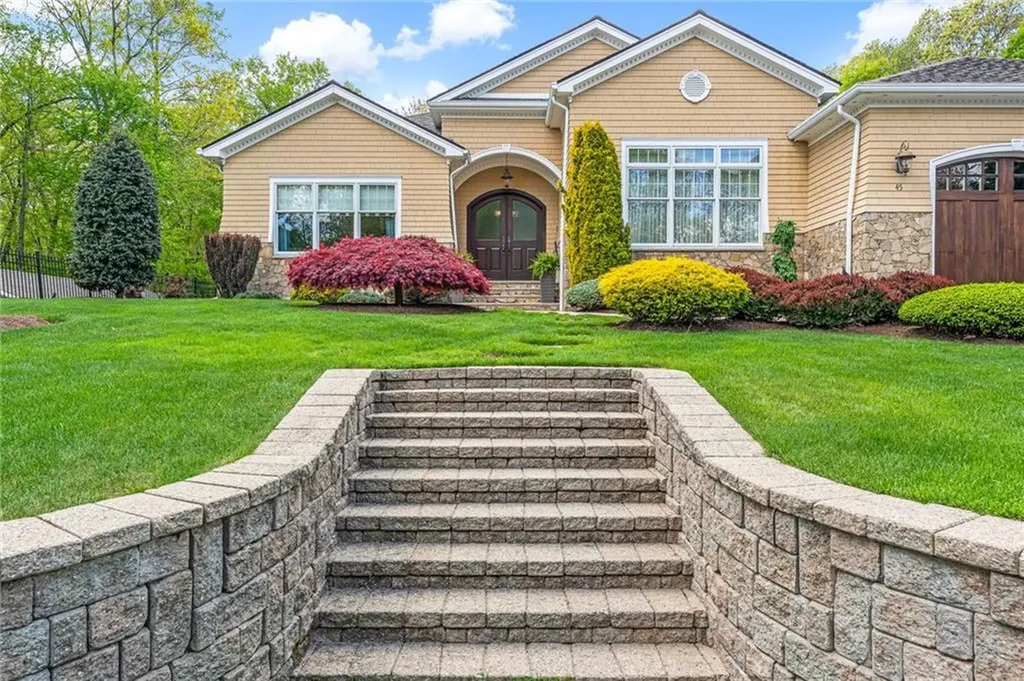 45 Briarbrooke Lane Cranston RI 02921
