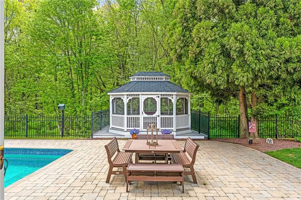 45 Briarbrooke Lane Cranston RI 02921