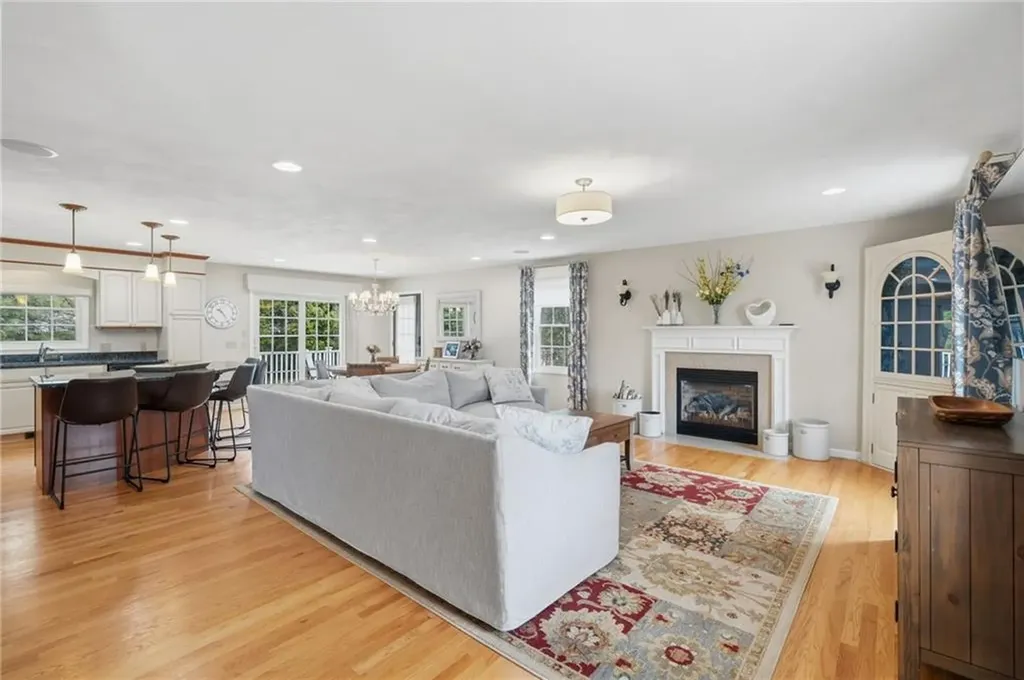 32 Sunny View Court Warwick RI 02886