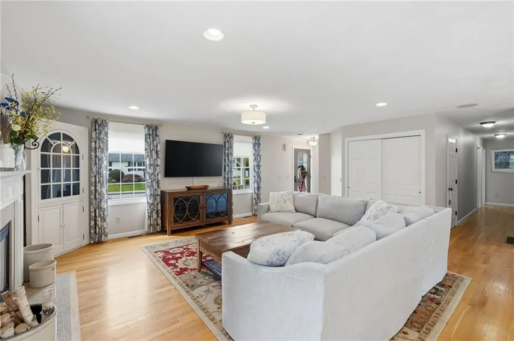 32 Sunny View Court Warwick RI 02886