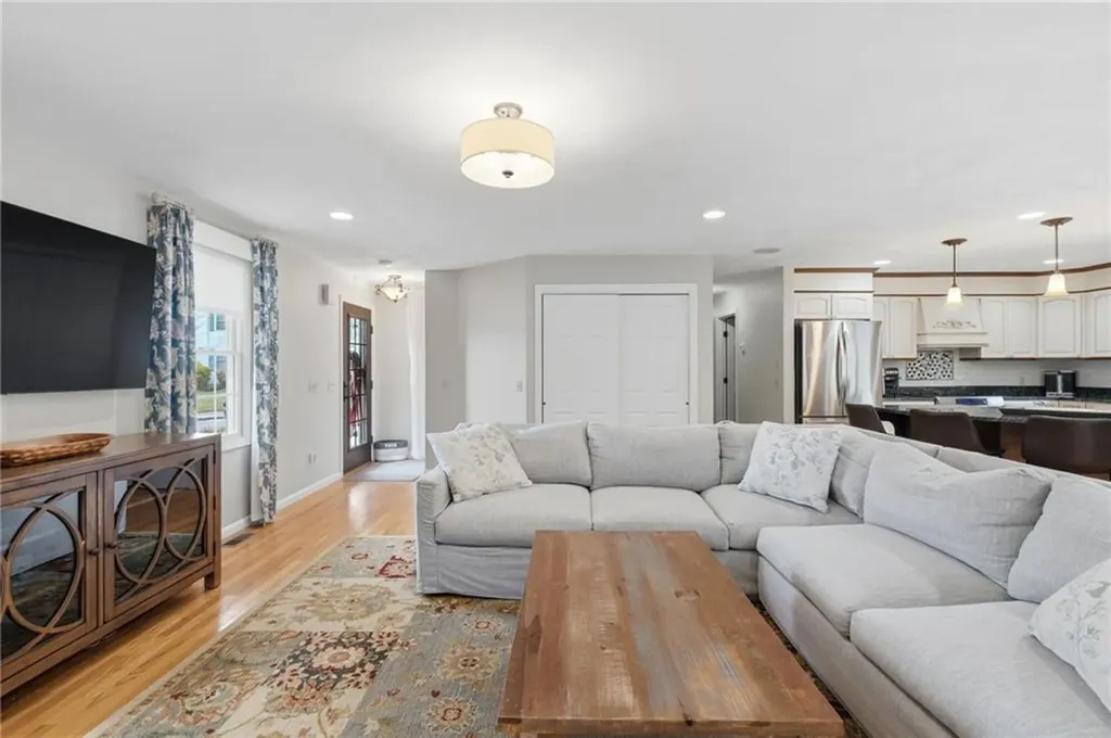 32 Sunny View Court Warwick RI 02886
