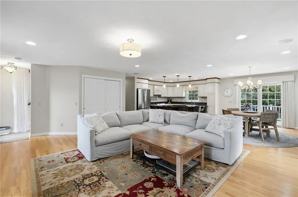 32 Sunny View Court Warwick RI 02886