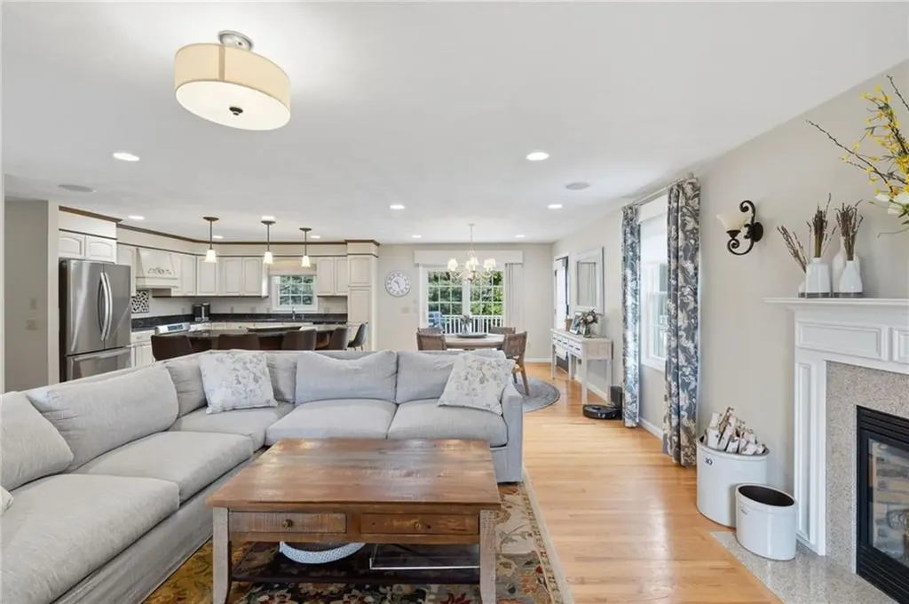 32 Sunny View Court Warwick RI 02886