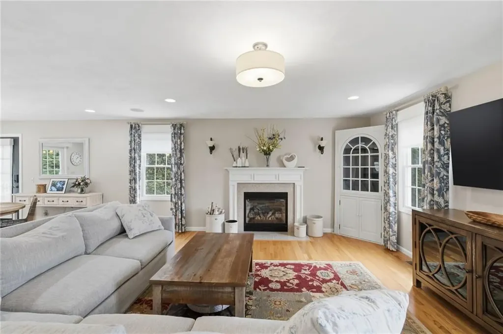 32 Sunny View Court Warwick RI 02886