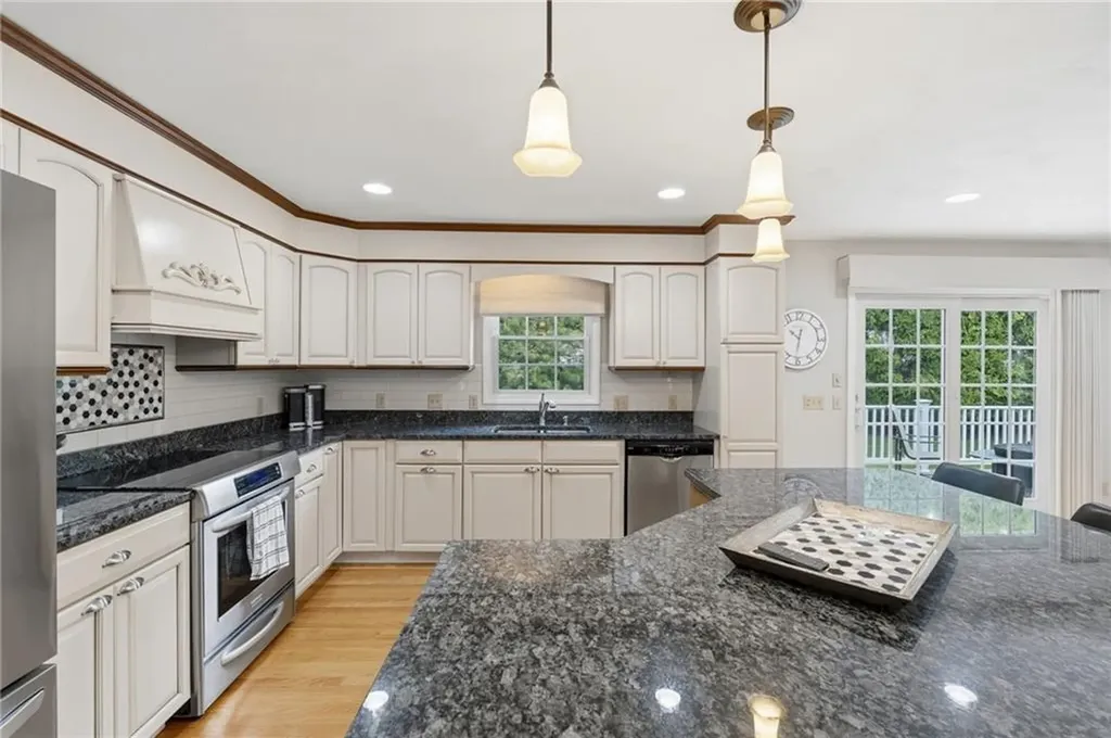 32 Sunny View Court Warwick RI 02886