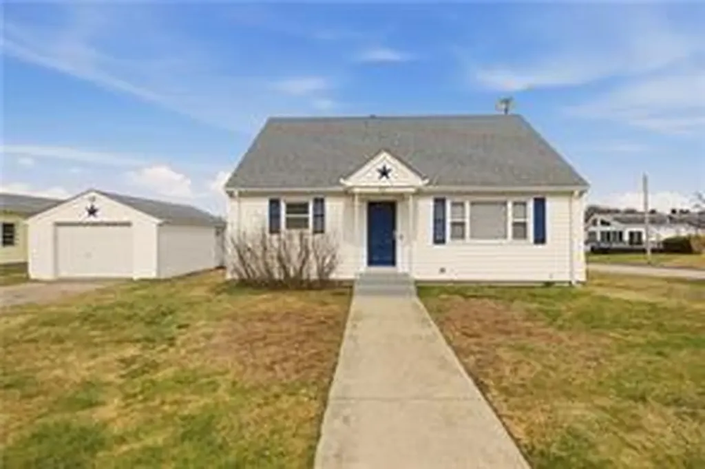 92 Bracket Avenue Tiverton RI 02878