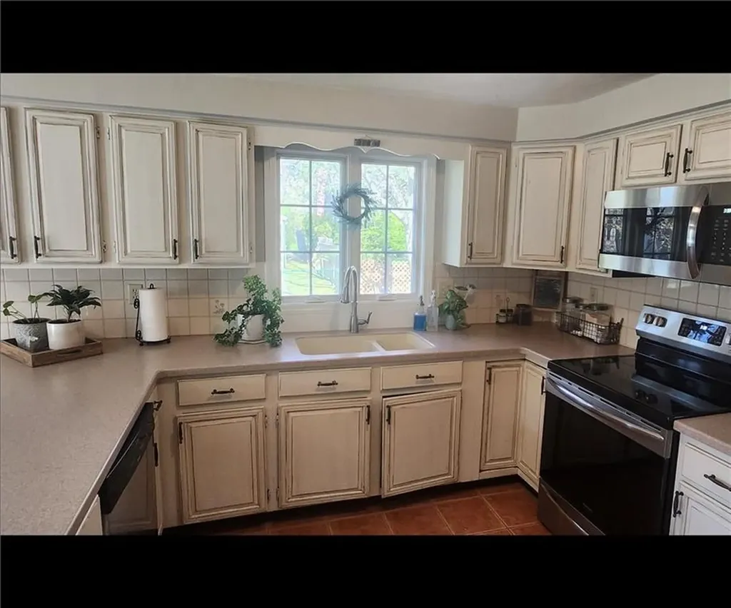 54 Sefton Drive Bristol RI 02809