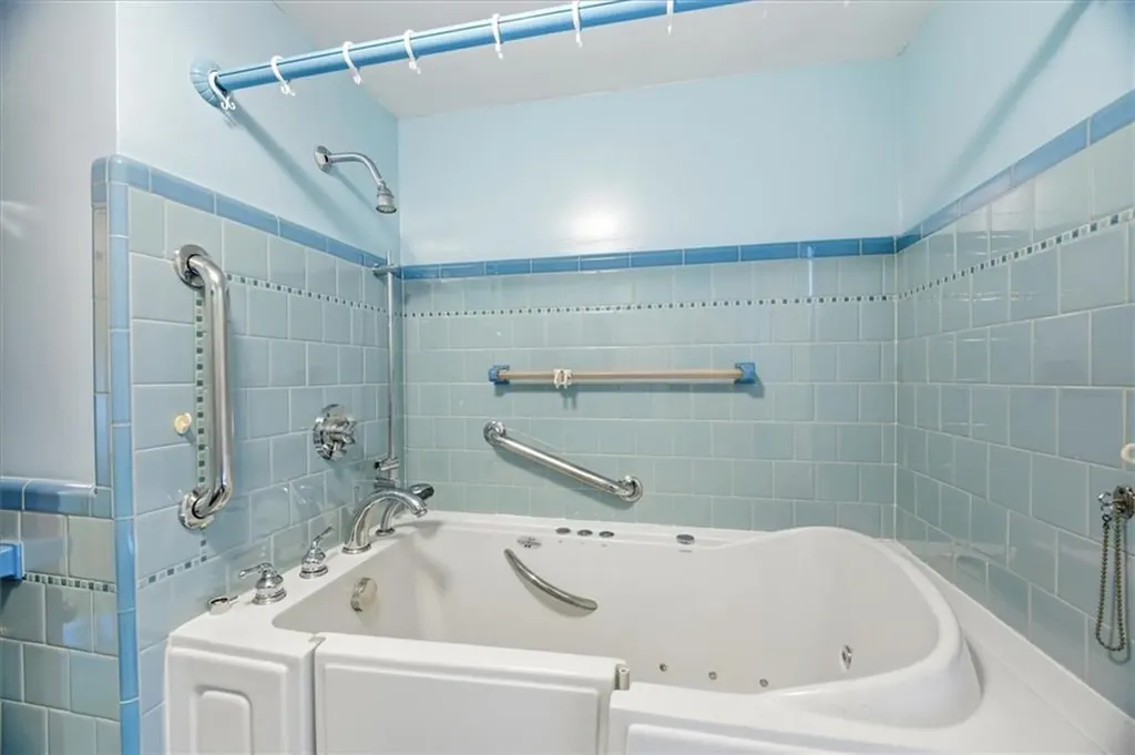 15 Rhodes Avenue East Providence RI 02915
