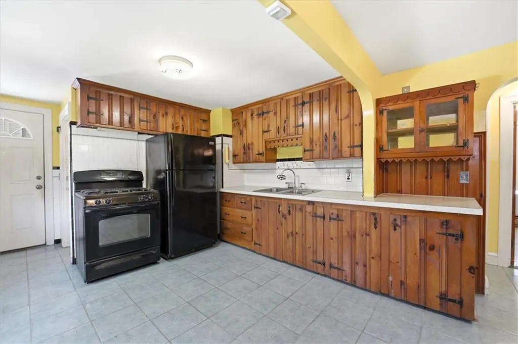 15 Rhodes Avenue East Providence RI 02915