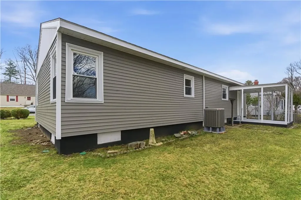 63 Indian Road East Providence RI 02915