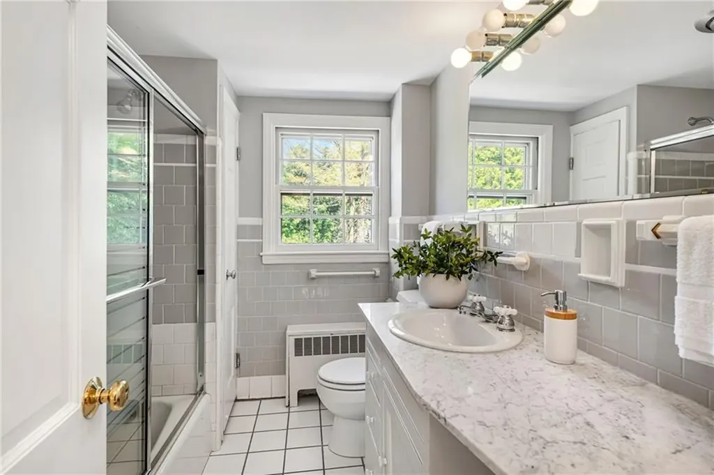 8 Harbour Road Barrington RI 02806