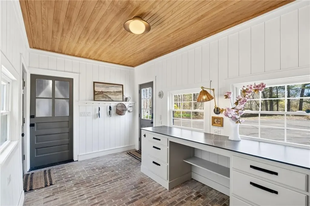 188 Post Road Westerly RI 02891