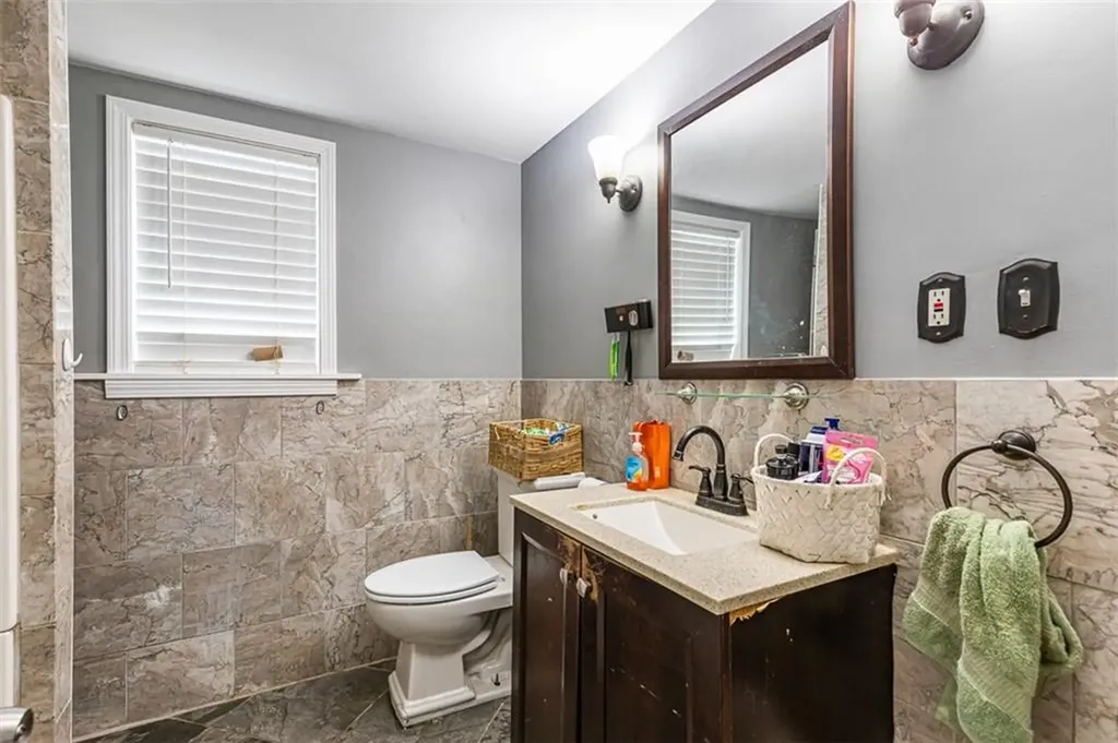18 Hanover Avenue Pawtucket RI 02861