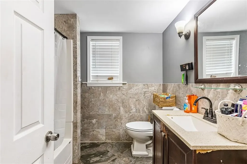 18 Hanover Avenue Pawtucket RI 02861