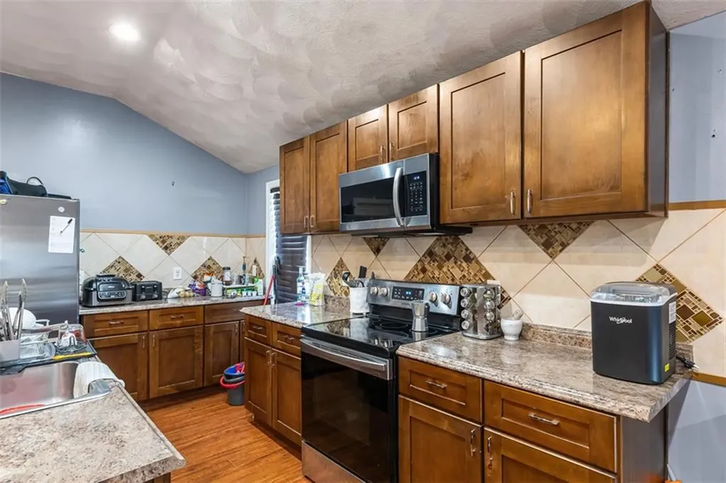 18 Hanover Avenue Pawtucket RI 02861