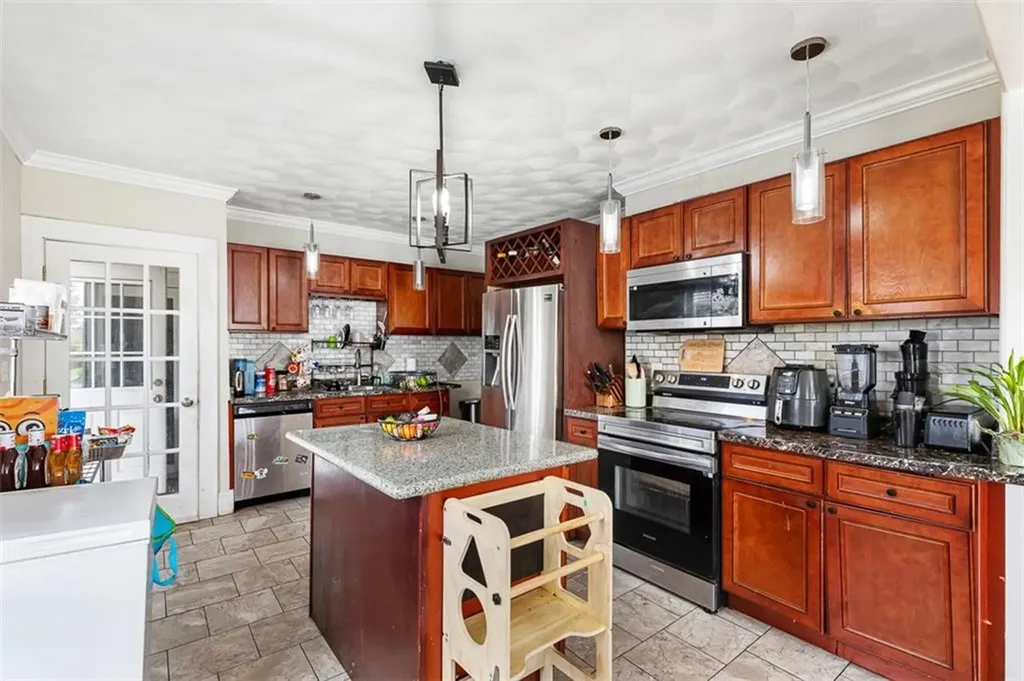 18 Hanover Avenue Pawtucket RI 02861
