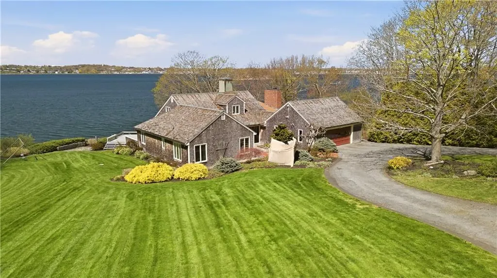 217 Nanaquaket Road Tiverton RI 02878
